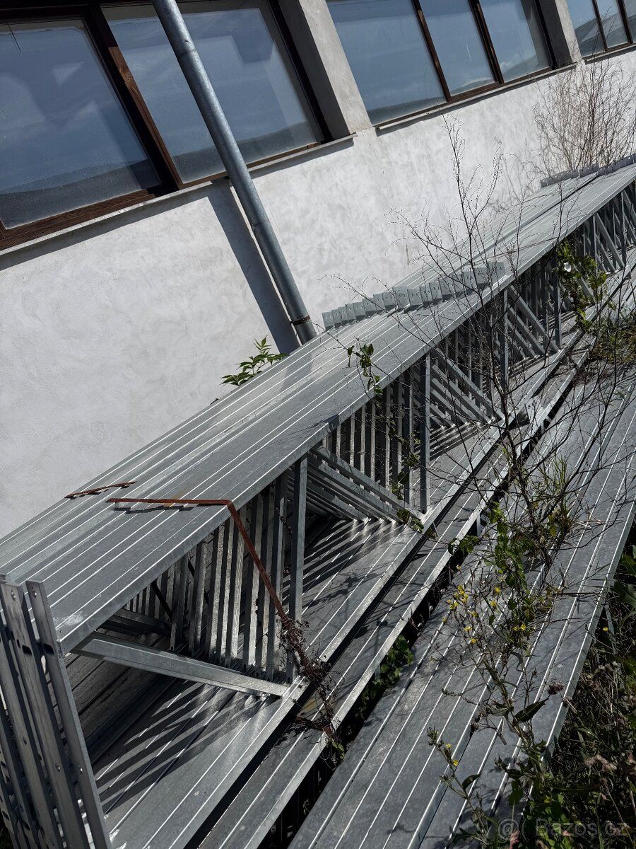 Cca 8x24m výška 5m možno zvednout , fotky haly po dokončení 