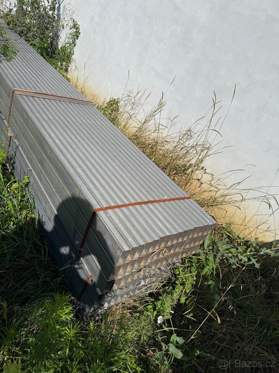 Cca 8x24m výška 5m možno zvednout , fotky haly po dokončení 