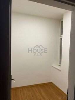 Ev.č. 01653 Nabízíme k pronájmu prostorný a světlý byt o dis