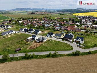 EXKLUZIVNĚ - SNÍŽENÍ CENY!!
Nabízíme rovinatý, slunečný, kom