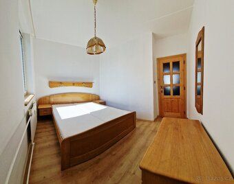 Nabízíme k pronájmu velký byt 3+1 s lodžií 80 m2, ve Strakon