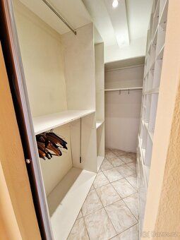 Nabízíme k pronájmu velký byt 3+1 s lodžií 80 m2, ve Strakon