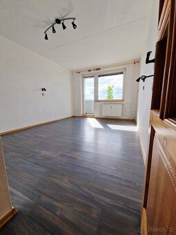 Nabízíme k pronájmu velký byt 3+1 s lodžií 80 m2, ve Strakon