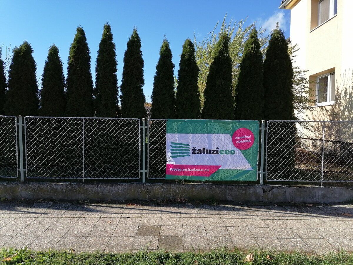 Možnost pronájmu plochy na plotě rodinného domu. 1000,-Kč/mě