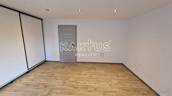 Nabízíme k pronájmu reprezentativní byt 3+kk (88 m²) v kompl