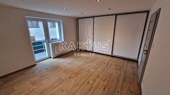 Nabízíme k pronájmu reprezentativní byt 3+kk (88 m²) v kompl
