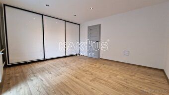 Nabízíme k pronájmu reprezentativní byt 3+kk (88 m²) v kompl