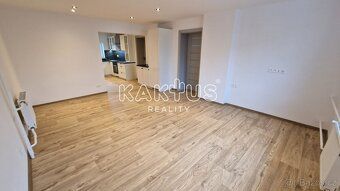 Nabízíme k pronájmu reprezentativní byt 3+kk (88 m²) v kompl