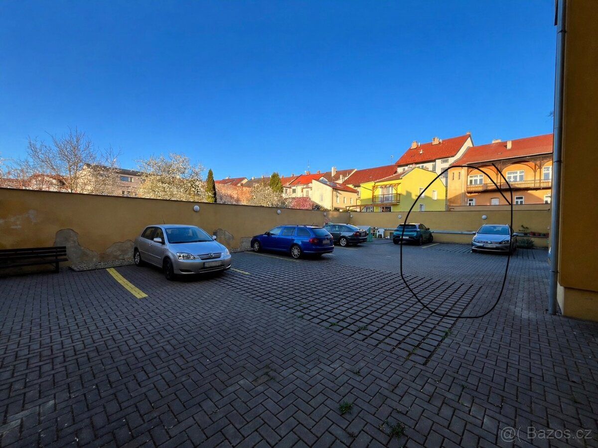 Nabízím parkovací místo v centru Boskovic, je uzavřeno vraty
