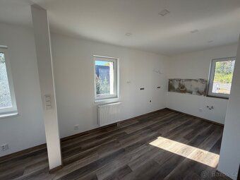 Prodam dvougeneracni dum 283m2, pozemek 873 m2. Po kompletni