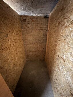 Světlý byt 2+kk (37,4 m²) ve 2. NP s vlastním parkováním a p