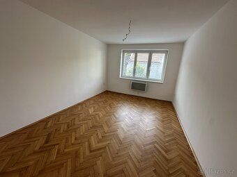 Světlý byt 2+kk (37,4 m²) ve 2. NP s vlastním parkováním a p
