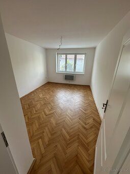 Světlý byt 2+kk (37,4 m²) ve 2. NP s vlastním parkováním a p