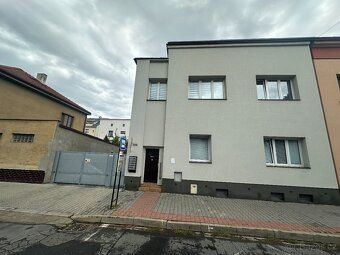 Světlý byt 2+kk (37,4 m²) ve 2. NP s vlastním parkováním a p