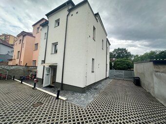 Světlý byt 2+kk (37,4 m²) ve 2. NP s vlastním parkováním a p