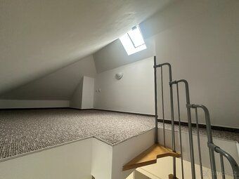 Slunný podkrovní mezonet 3+kk (77,5 m²) s klimatizací, vlast