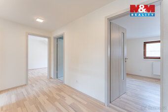 Nabízíme vám k prodeji prostorný rodinný dům, kousek od námě