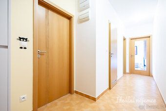 K dlouhodobému podnájmu nabízíme prostorný a světlý byt o di