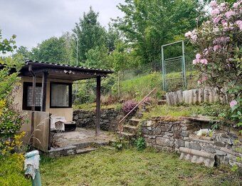 Předmětem prodeje je chata 28m2 na svažitém, kaskádovitém po