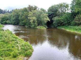 Předmětem prodeje je chata 28m2 na svažitém, kaskádovitém po