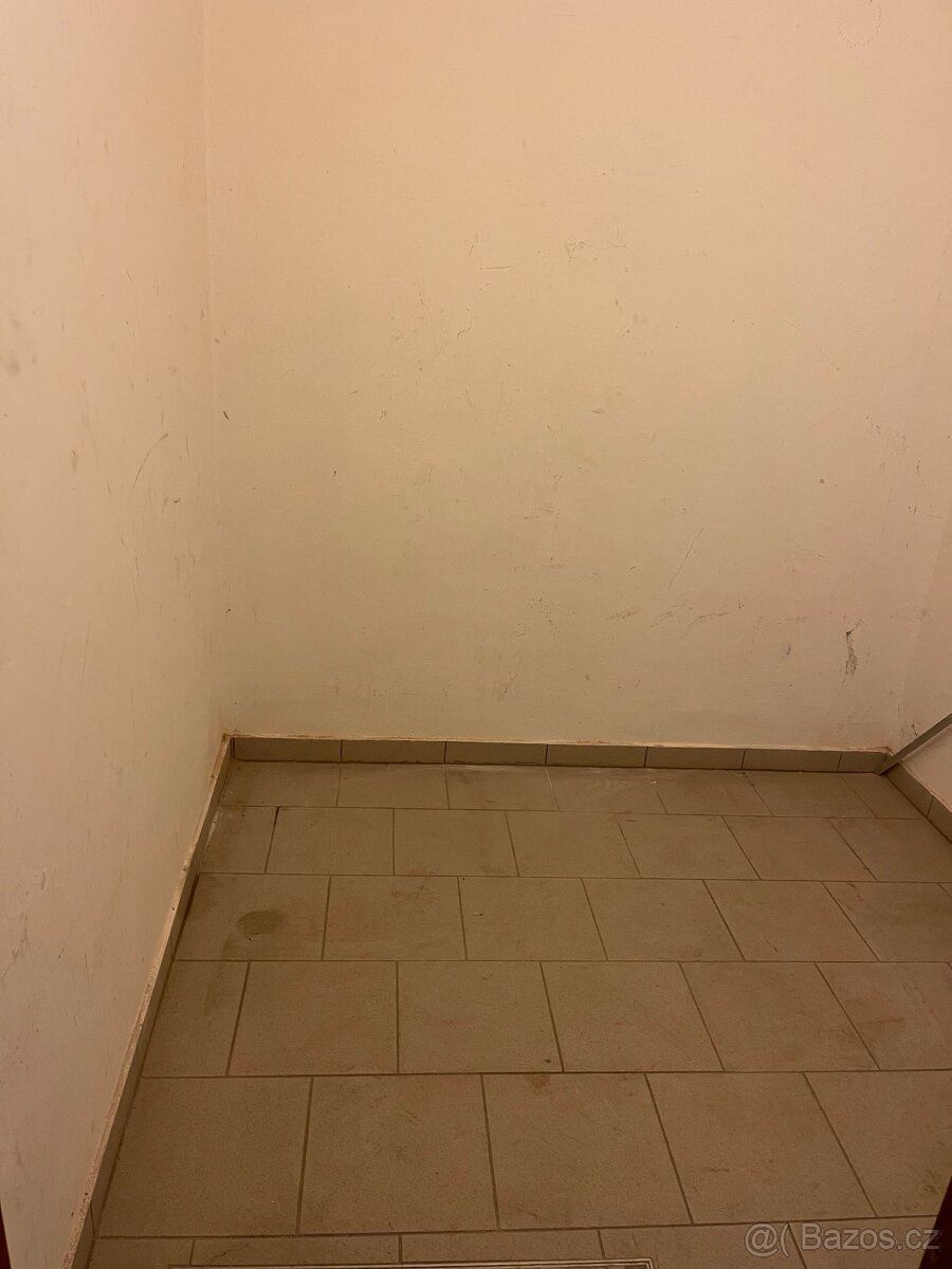 Pronájem zabezpečeného prostoru 4 m2 se samostatným vchodem 