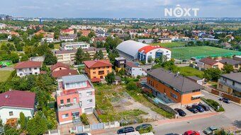 Prodej pěkné stavební parcely umístěné mezi stávající zástav