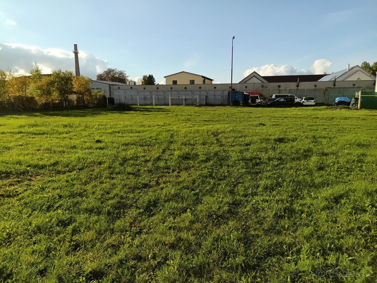 Nabízím k pronájmu komerční pozemek v Pelhřimově. 1700 m2 v 