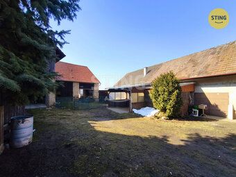 Nabízíme k prodeji prostorný dvoubytový rodinný dům v obci L