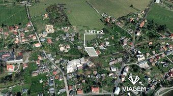 Pozemek je o výměre 834 m2. Nachází se v klidné lokalitě ve 