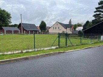 Pozemek je o výměre 834 m2. Nachází se v klidné lokalitě ve 