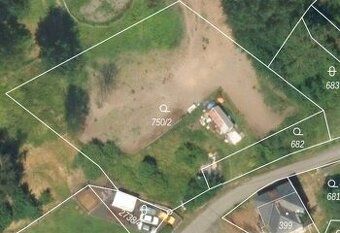 Pozemek je o výměre 834 m2. Nachází se v klidné lokalitě ve 