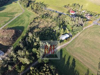 Slunný lesní pozemek 11.295m2 na okraji obce Sazomín (7 km o