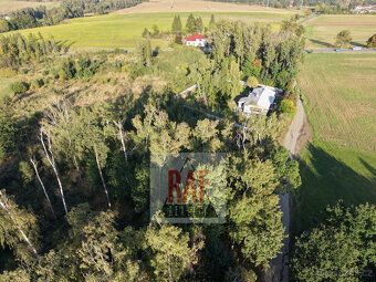 Slunný lesní pozemek 11.295m2 na okraji obce Sazomín (7 km o