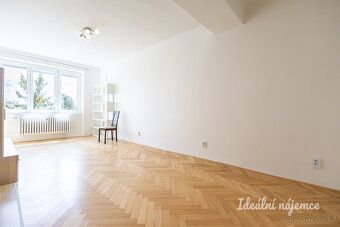 K dlouhodobému podnájmu nabízíme prostorný a světlý byt o di