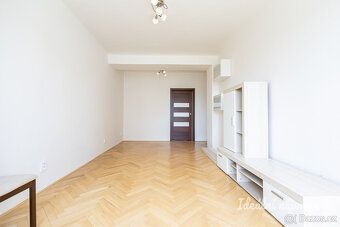 K dlouhodobému podnájmu nabízíme prostorný a světlý byt o di