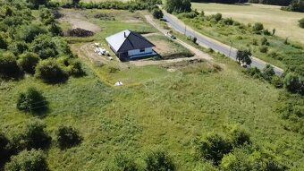 Nabízíme k prodeji slunný stavební pozemek na mírném jižním 