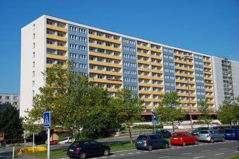 Nabízíme na pronájem byt 1+1 43 m2 v 9. NP v bytovém domě s 