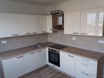 Nabízíme na pronájem byt 1+1 43 m2 v 9. NP v bytovém domě s 