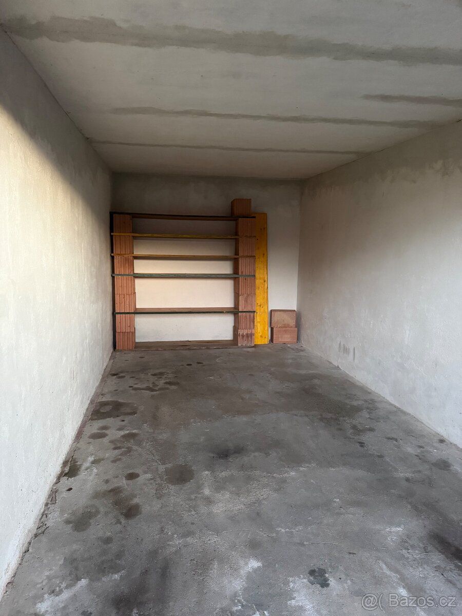 Prodám garáž 18 m2 v Poštorné na ČSA, bez elektřiny s možnos