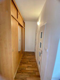 Nabízím k pronájmu byt o dispozici 1+1 a užitné ploše 42 m²,