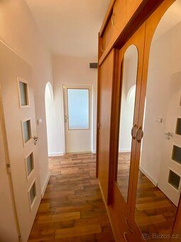 Nabízím k pronájmu byt o dispozici 1+1 a užitné ploše 42 m²,