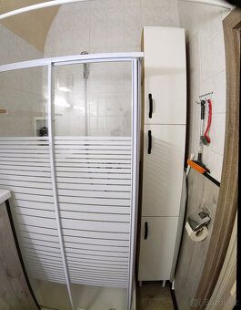 Byt je umístěn v přízemí bývalé usedlosti s charakterem, kde
