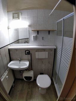 Byt je umístěn v přízemí bývalé usedlosti s charakterem, kde
