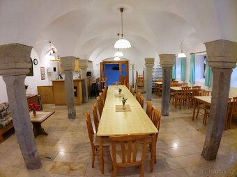Byt je umístěn v přízemí bývalé usedlosti s charakterem, kde
