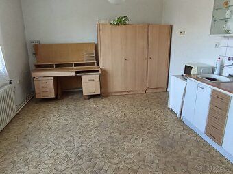 Pronajmu sklad 12x9,5m,šíře vrat 3,6m, výška 2,5m. betonová 