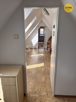 Nabízíme k pronájmu specificky situovaný mezonetový byt o ve
