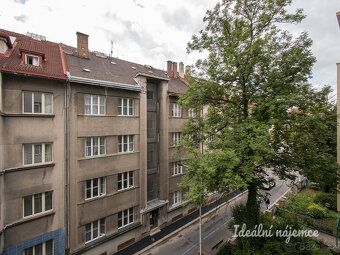 K dlouhodobému podnájmu nabízíme částečně vybavený krásný by