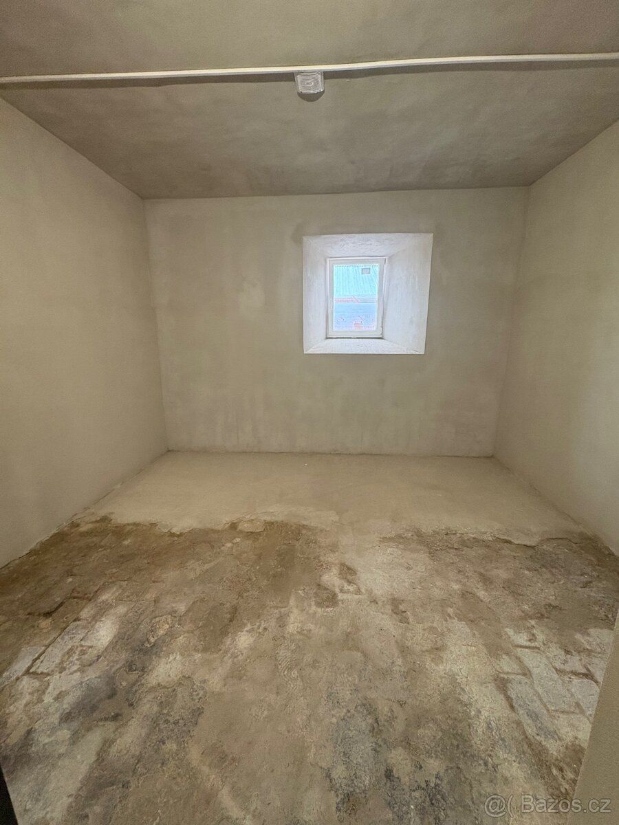 Nabízím k pronájmu sklady o rozměru 16m2. Výška stropu 3.2m.