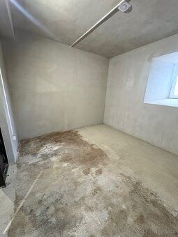 Nabízím k pronájmu sklady o rozměru 16m2. Výška stropu 3.2m.