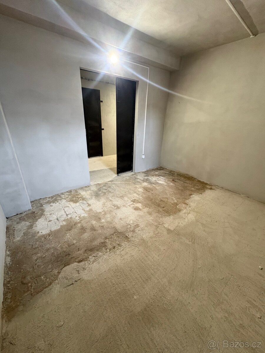 Nabízím k pronájmu sklady o rozměru 16m2. Výška stropu 3.2m.